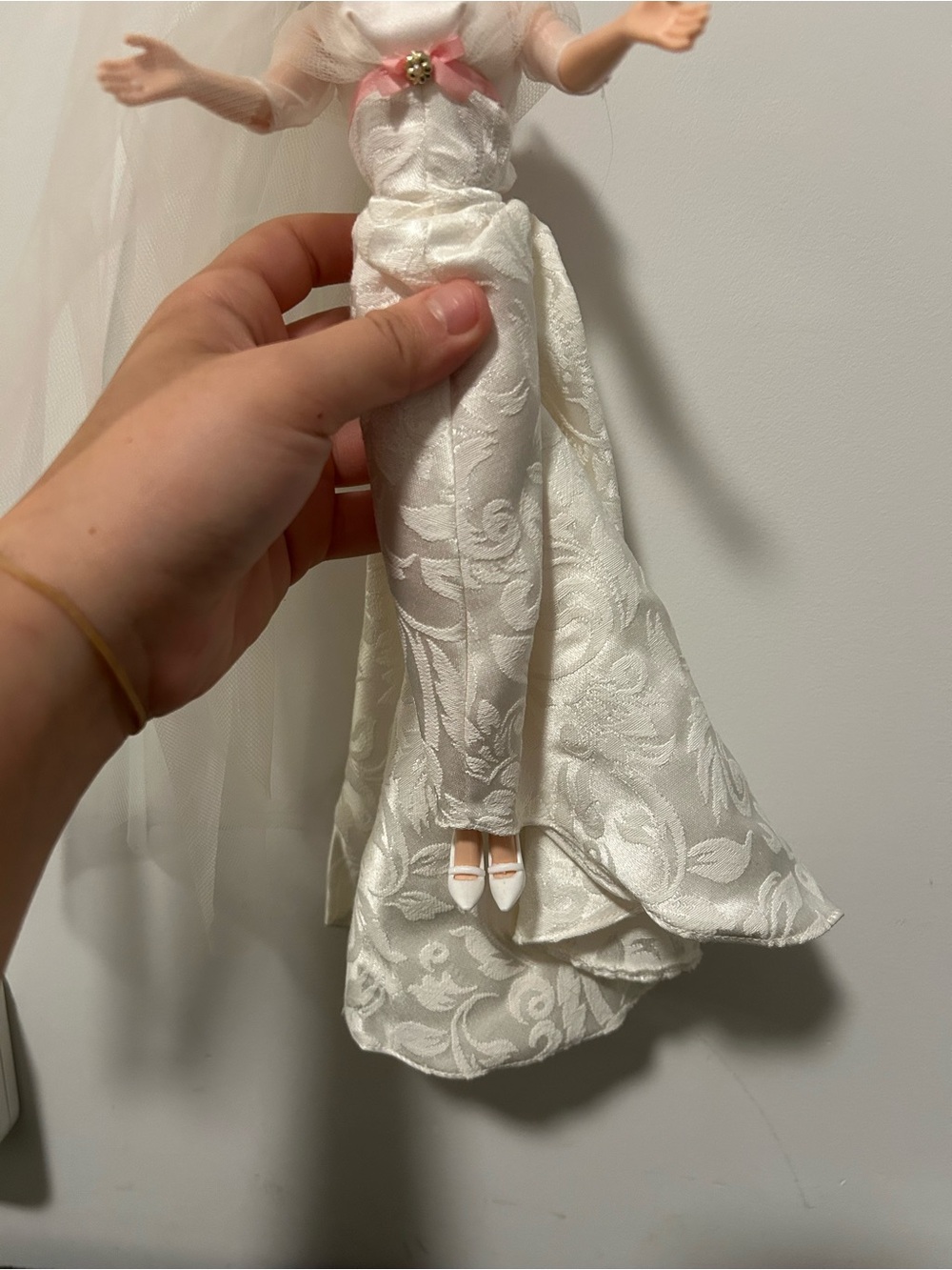 2002 Sophisticated Wedding Barbie – The Bridal Collection #53370 - Picture 6 of 12